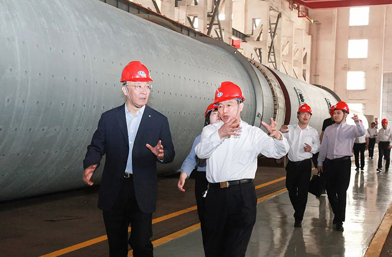 中國建筑材料聯(lián)合會黨委書記、會長閻曉峰一行親臨鵬飛集團調(diào)研